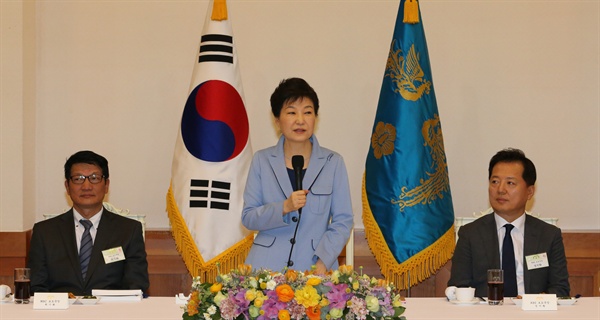 박근혜 대통령이 26일 낮 청와대에서 중앙언론사 편집·보도국장 오찬 간담회에서 모두발언하고 있다.