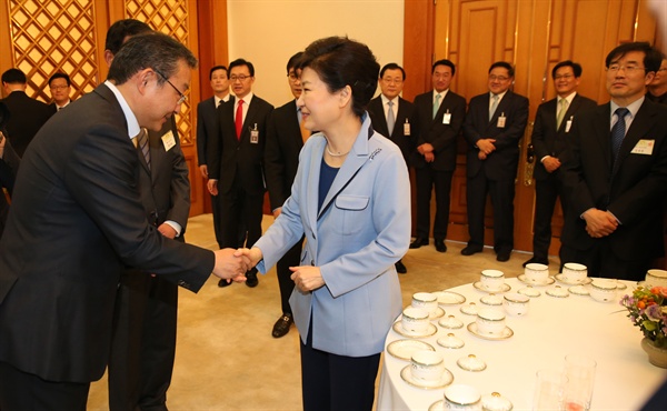 박근혜 대통령이 26일 낮 청와대에서 중앙언론사 편집·보도국장 오찬 간담회 참석에 앞서 이창섭 연합뉴스 편집국장과 인사하고 있다.