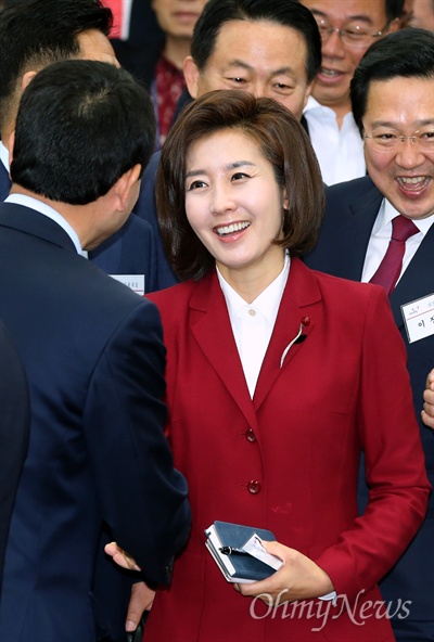새누리당 나경원 의원이 4월 26일 서울 여의도 국회에서 열린 제20대 국회 새누리당 당선자 워크숍에서 당선자들과 인사하고 있다. 