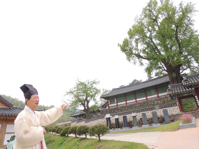 조선시대 유학과 능주향교의 역사와 유래에 대해 설명하는 서상연 능주향교 전교. 