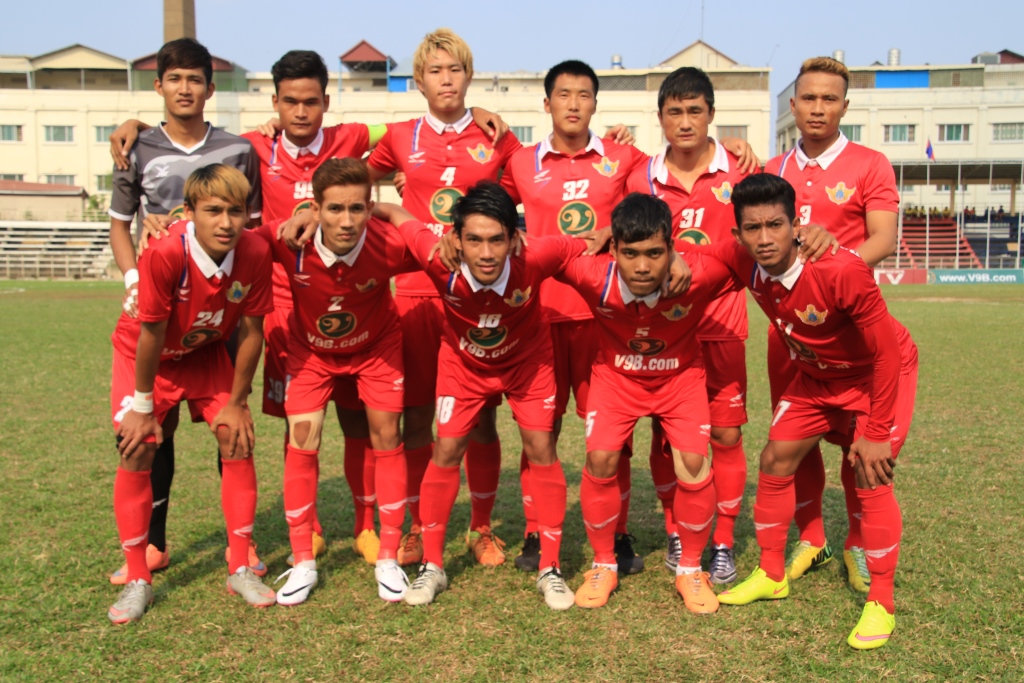 캄보디아 국방부 산하 아미 FC 소속 선수들이 단체기념사진촬영을 하고 있다. (뒷줄 오른쪽부터 두번째 김경훈 선수, 세번째 최명호 선수)