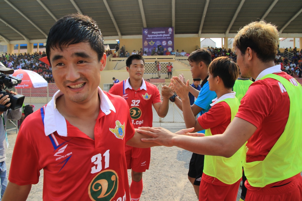 경기시작 전 동료선수들의 격려를 받고 있는 2명의 북한 출신 프로축구선수들 .앞쪽 등번호 31번 김경훈선수 바로 뒤로 최명호 선수가 보인다.
