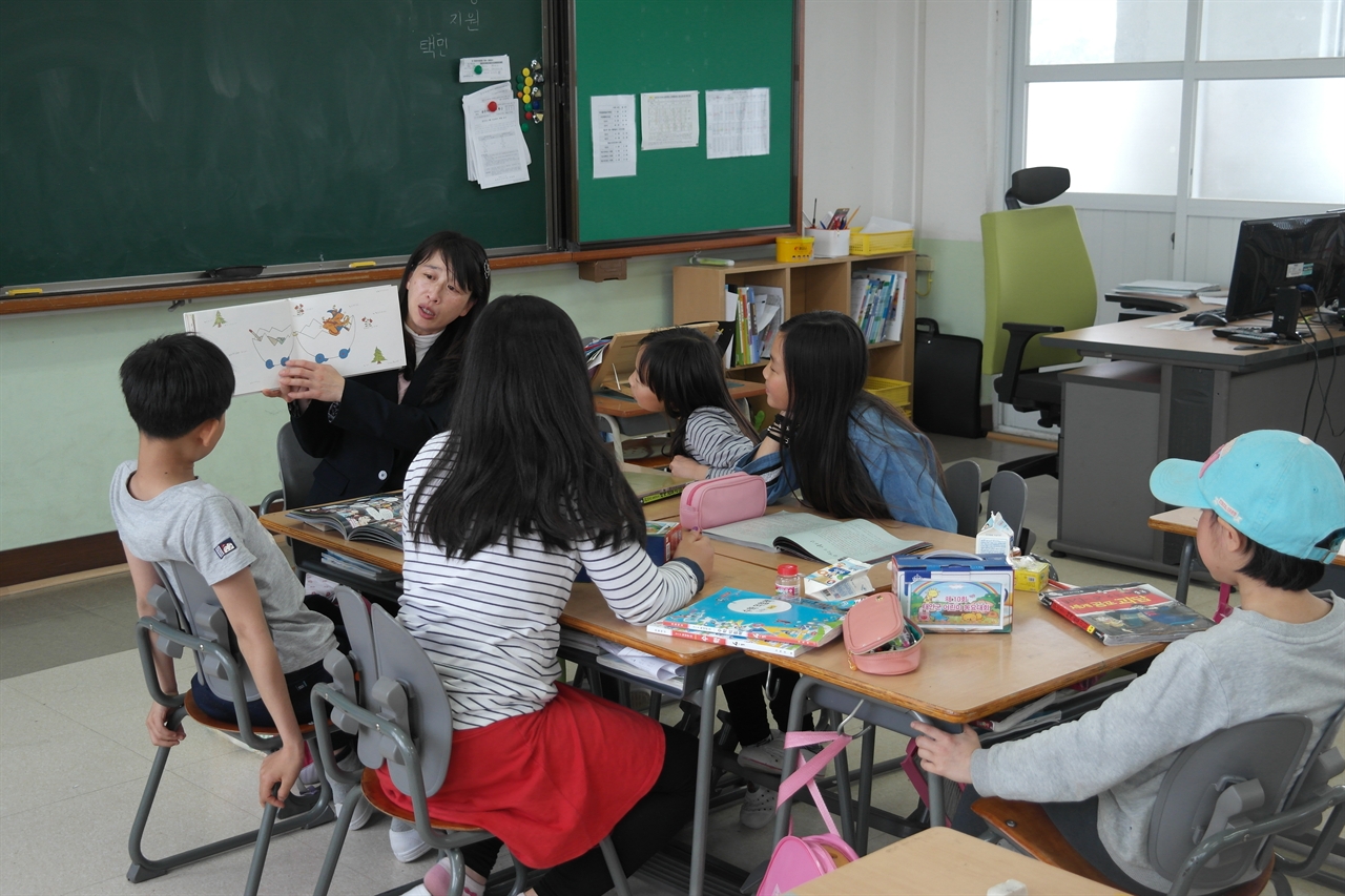송암초 학부모들이 일주일에 10시간씩 아이들의 시선메 맞추어 독서 재능기부 활동을 펼친다
