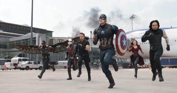 팀 캡틴 아메리카 팀 캡틴 아메리카의 히어로들. 왼쪽부터 팔콘, 앤트맨, 호크아이, 캡틴 아메리카, 스칼렛 위치, 윈터솔져. 이들의 격투 장면은 상당한 볼거리를 제공한다.