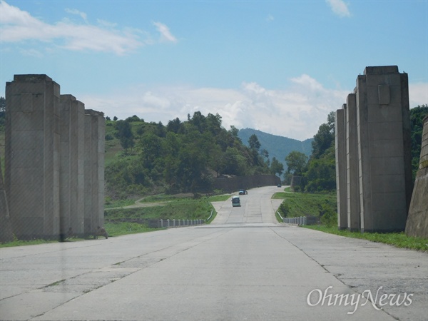 평원(평양-원산) 고속도로 길가에 있는 콘크리트 구조물. 군사 목적으로 보인다. 