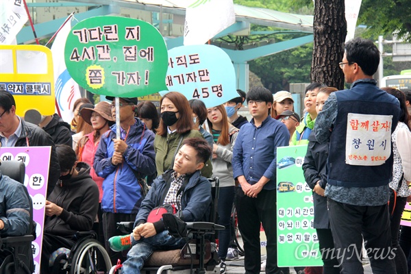 창원지역 장애인단체들은 28일 오후 정우상가 앞에서 "우리는 이동권이 보장되는 창원시에서 살고 싶다"는 제목으로 집회를 열었다. 