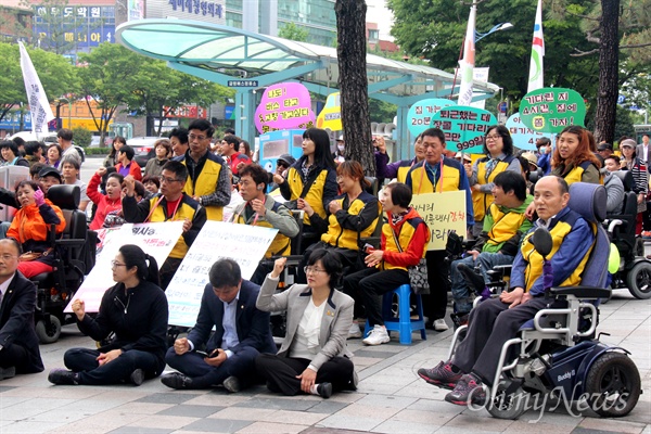 창원지역 장애인단체들은 28일 오후 정우상가 앞에서 "우리는 이동권이 보장되는 창원시에서 살고 싶다"는 제목으로 집회를 열었다. 