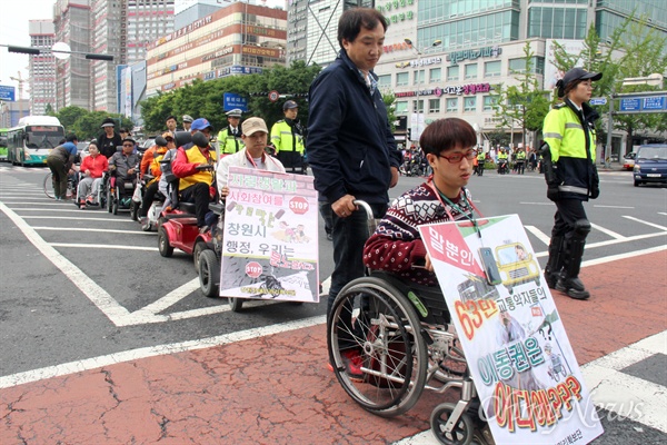  창원지역 장애인단체들은 28일 오후 정우상가 앞에서 "우리는 이동권이 보장되는 창원시에서 살고 싶다"는 제목으로 집회를 열고 창원시청 앞 광장으로 돌며 거리행진했다. 