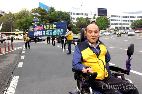 창원지역 장애인단체들은 28일 오후 정우상가 앞에서 "우리는 이동권이 보장되는 창원시에서 살고 싶다"는 제목으로 집회를 열고 창원시청 앞 광장으로 돌며 거리행진했다. 