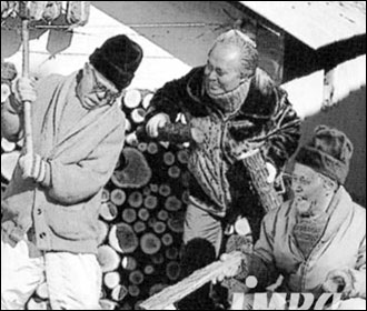 MBC 드라마 <전원일기>의 세 노인. 그들은 한국전쟁의 추억을 딸기주 한 잔으로 갈무리하는 '어버이'들이다. 왼쪽부터 이 노인 (故 정태섭), 김 노인(정대홍), 박 노인(홍민우)


