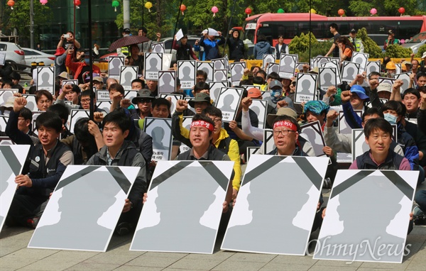 민주노총 소속 노동자들이 지난해 4월 28일 서울 종로구 보신각 앞에서 열린 '건강한 노동, 안전한 사회 민주노총 투쟁 결의대회'에 참석해 산업재해로 사망한 노동자를 추모하며 산재사망에 대한 기업의 처벌강화를 요구하고 있다.