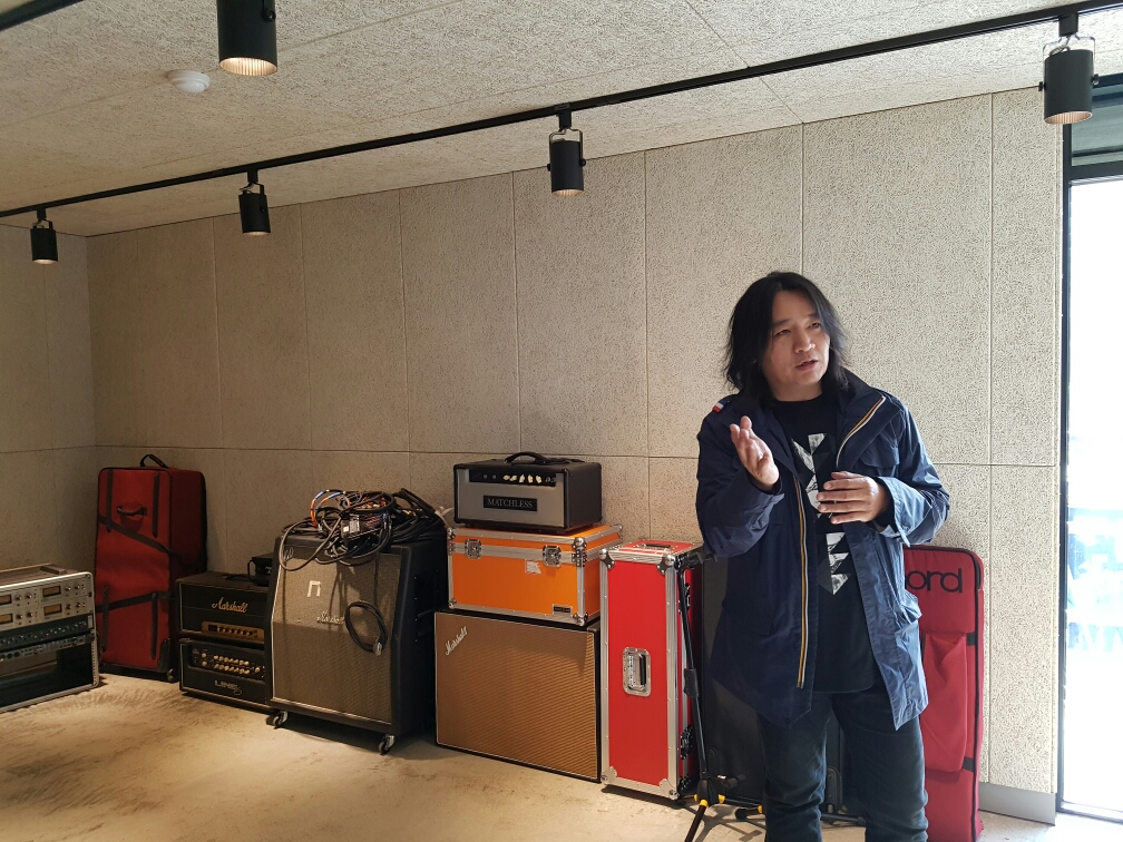 플랫폼 창동61에 입주하는 기타리스트 신대철씨가 자신의 작업공간을 소개하고 있다.
