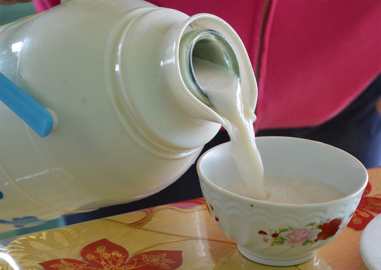 몽골의 우유로 만든 일종의 밀크티인데 소금을 섞어 오묘한 맛이 난다.