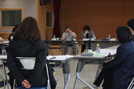 안산다문화가족지원센터 강당에서 열린 ‘4·16 참사 이후 한국사회의 대안적 가치 모색’을 위한 정책토론회에서 한홍구 성공회대 교수가 발언을 하고 있다. 