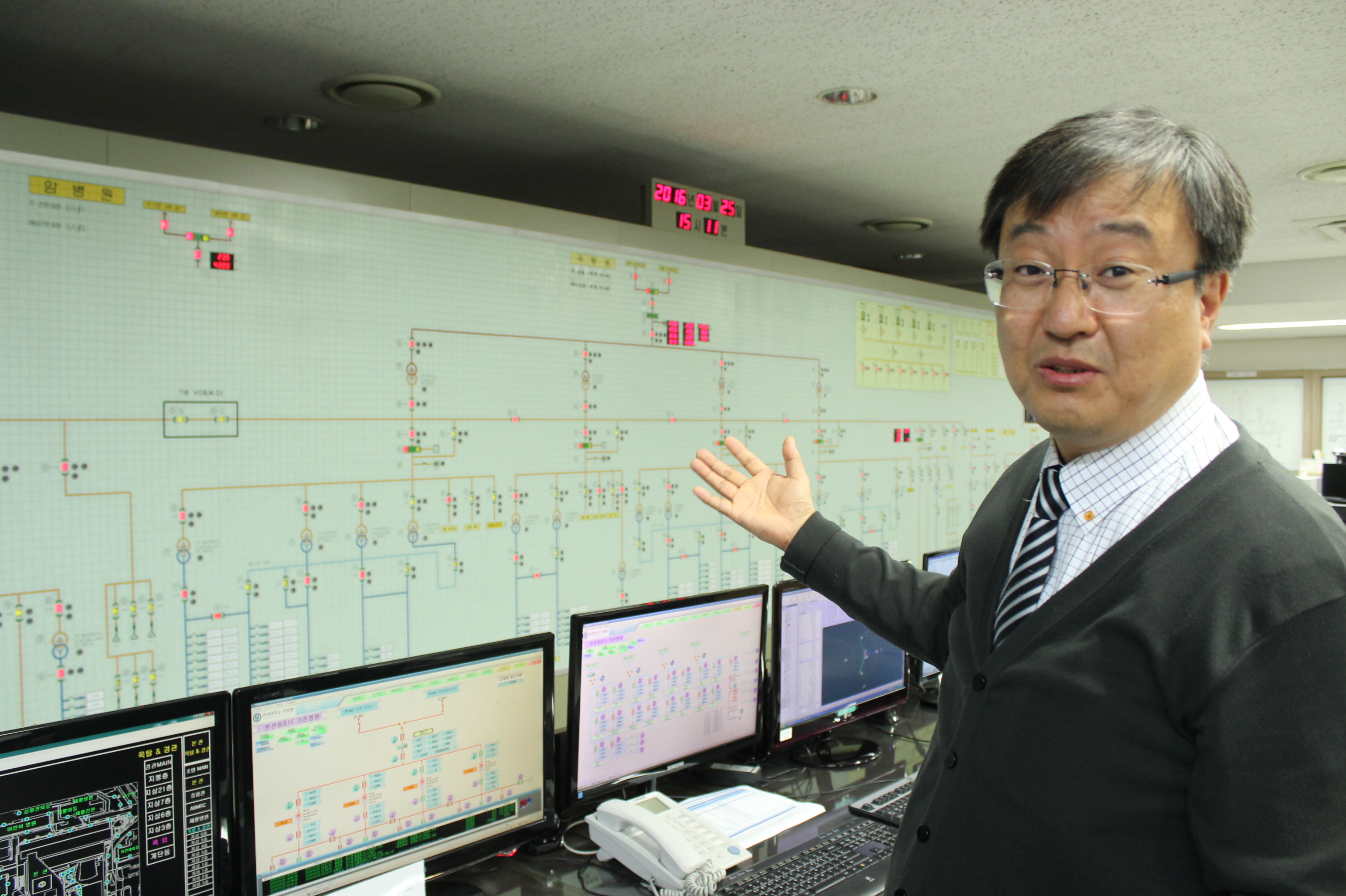 세브란스 병원 환경관리 파트장인 김도현 과장이 건물 전력 계통에 대해 설명하고 있다. 