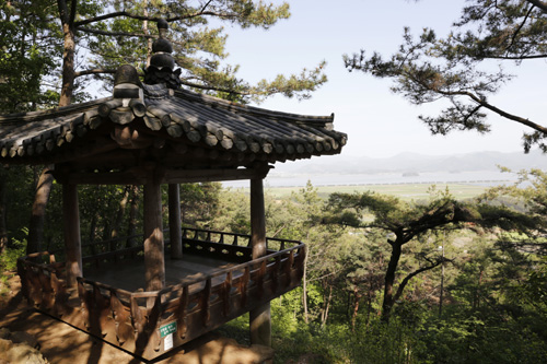 천일각. 다산 정약용이 마음 답답할 때 찾았을 것으로 추정되는 자리에 강진군에서 누각을 세웠다.