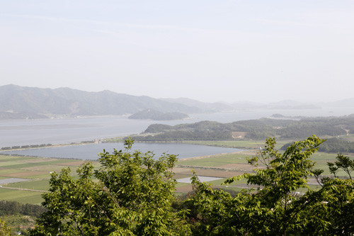 해월루에서 내려다 본 강진만 풍경. 가운데 보이는 섬이 양쪽으로 출렁다리로 연결된 가우도다.