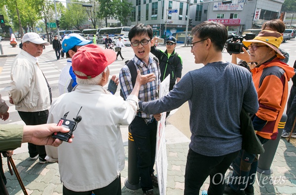 [오마이포토] 어버이연합의 거센 항의 