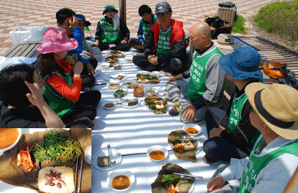 '세상과 함께' 회원인 반야정씨가 서울에서 가져온 연잎 밥에 된장국으로 맛있게 점심을 먹었습니다. 