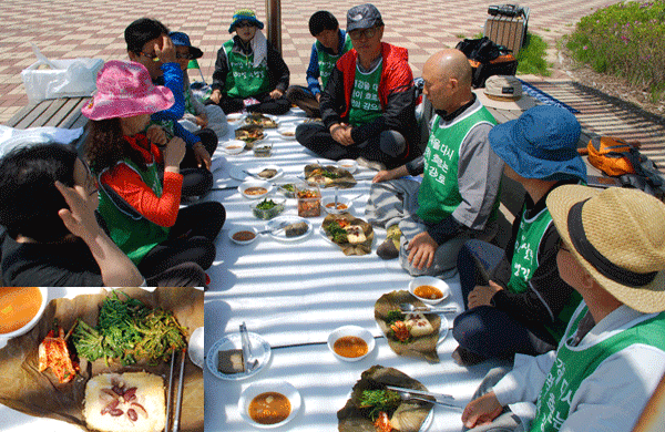  '세상과 함께' 회원인 반야정씨가 서울에서 가져온 연잎 밥에 된장국으로 맛있게 점심을 먹었습니다. 