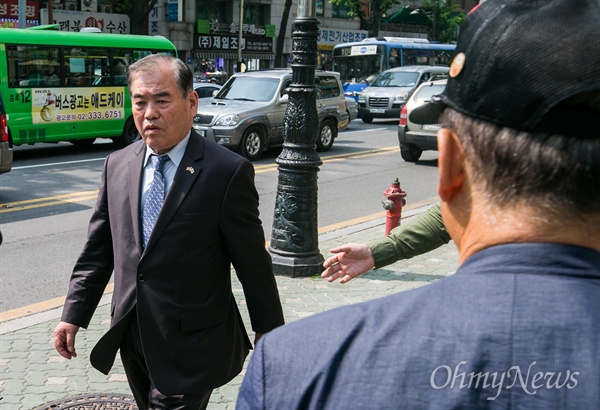 이종문 어버이연합 부회장(왼쪽)이 29일 오후 서울 종로구 어버이연합에서 열린 안보강연을 마치고 사무실을 떠나던 중 강명기 어버이연합 수석부회장(오른쪽)과 마주치며 지나고 있다. 이 부회장은 추선희 총장이 29일 안보강연에 참석한다고 기자들에게 알렸지만 나타지 않았다. 이에 대해 강 수석부회장은 이 부회장을 '미친자식'이라며 '추 총장의 행적에 대해 모르쇠로 답변했다. 