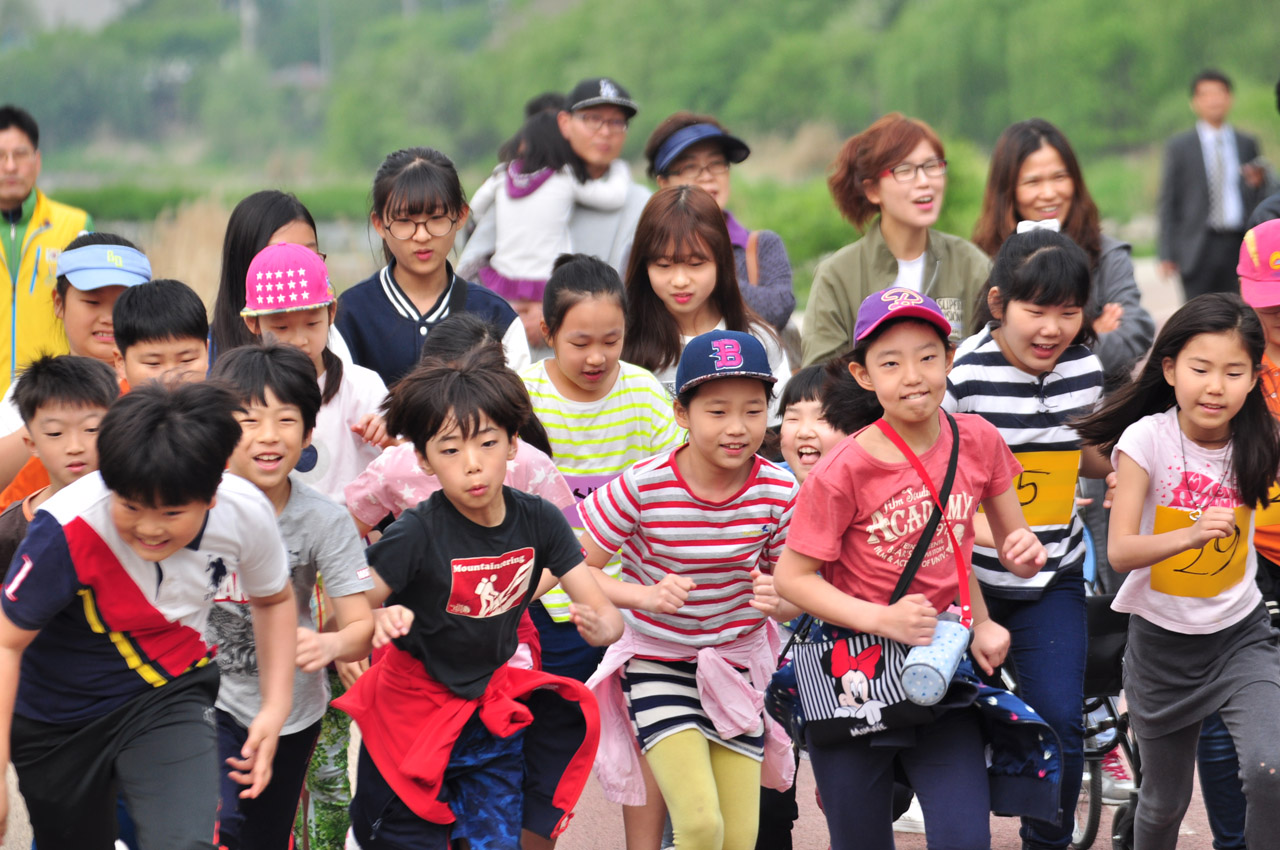 광주시 행복마을가꾸기사업의 일환으로 진행된 곤지암천 가꾸기 어린이/청소년 마라톤대회의 한 모습
