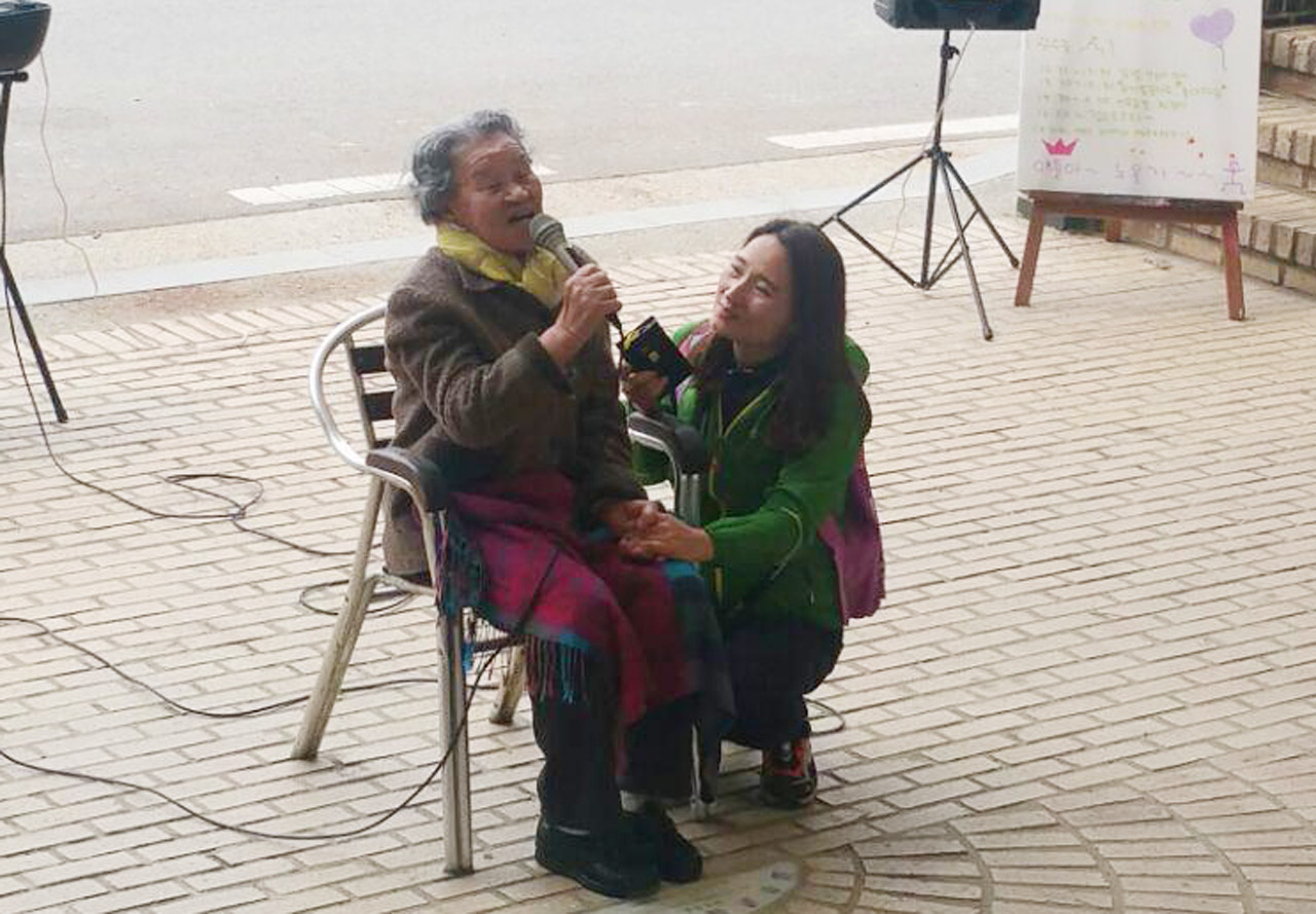 박옥선 할머니가 '유정천리' 노래를 불러주시는 모습.