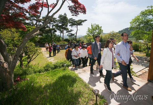  1일 오전 경남 김해시 봉하마을에 위치한 고 노무현 전 대통령의 사저 '지붕 낮은 집'이 일반인에게 공개 되고 있다. 