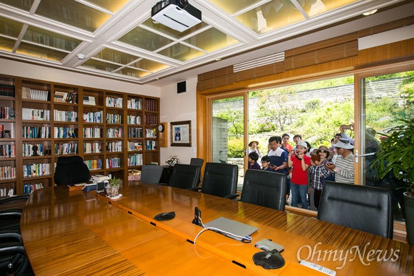  1일 오전 경남 김해시 봉하마을에 위치한 고 노무현 전 대통령의 사저 '지붕 낮은 집'이 일반인에게 공개 되고 있다. 사저는 고 노 전 대통령 부인 권양숙 봉하재단 이사장이 지난해 7월 거처를 옮기면서 일반인에게 공개 준비를 시작해 시민들에게 개방을 하게 되었다. 