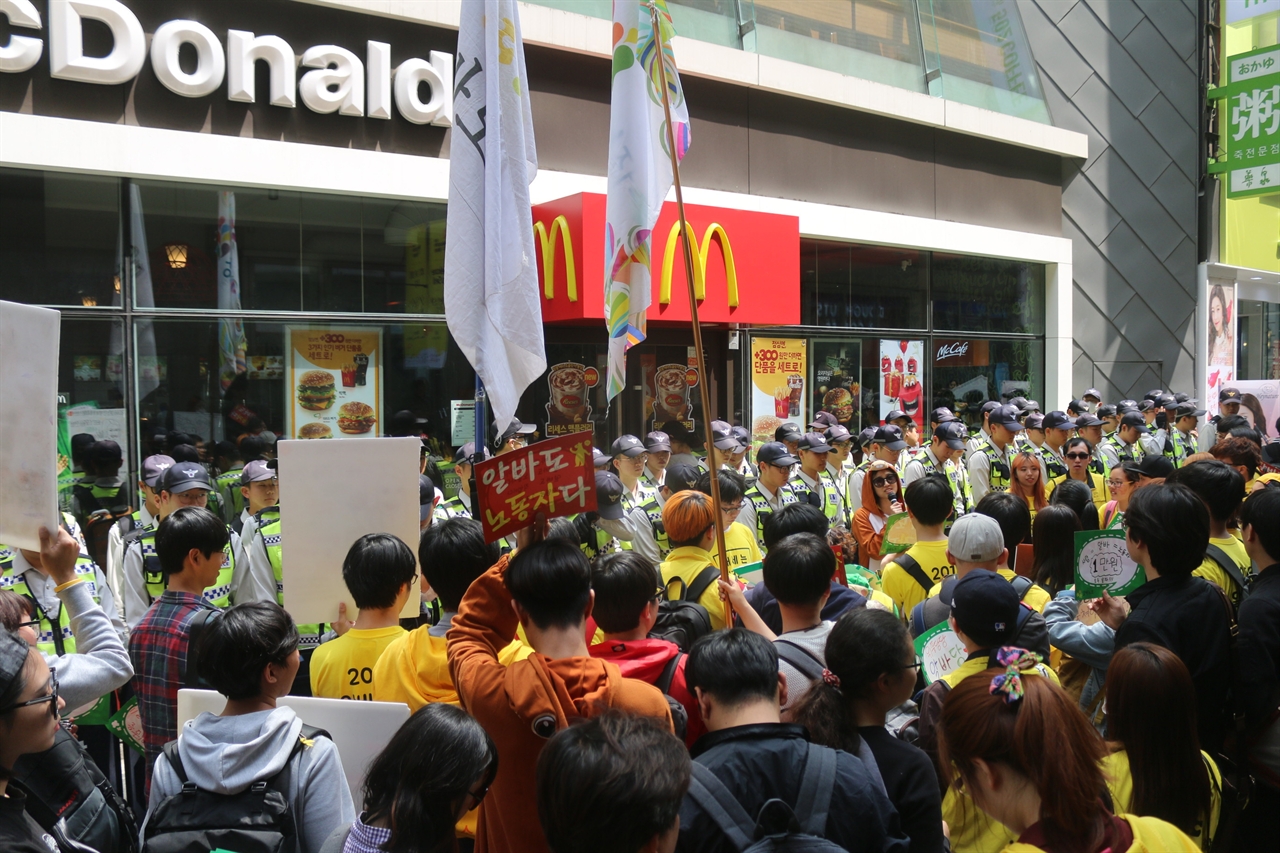 알바데이를 맞아 맥도날드 명동점 앞에서 알바노조는 규탄 집회를 열었다.  50여 명의 경차들이 맥도날드 앞을 막아섰다. 작년 5월1일 제 3회 알바데이에 알바노조는 맥도날드 관훈점을 점거한 바 있다. 