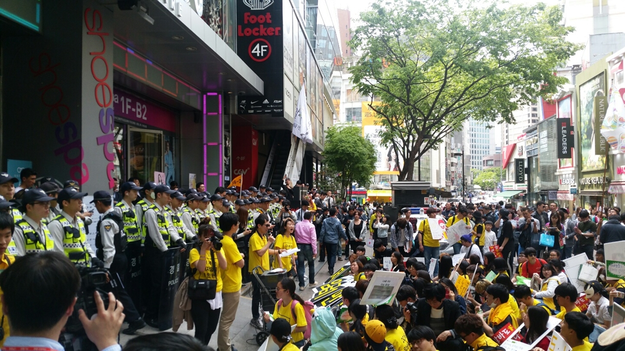 5월 1일 알바데이를 맞아 알바노조는 CGV 명동점 앞에서 규탄집회를 열고 있다. 50여 명의 경찰들이 CGV 앞을 가로막고 있다. 알바노조는 CGV의 '꾸미기 노동'에 문제제기 했다.