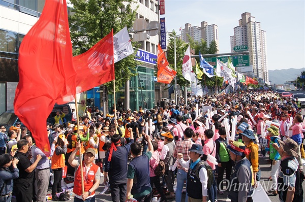 대구 반월당에서 열린 노동절 기념 민주노총 주최 집회에서 깃발을 든 노동자들이 입장하고 있다.