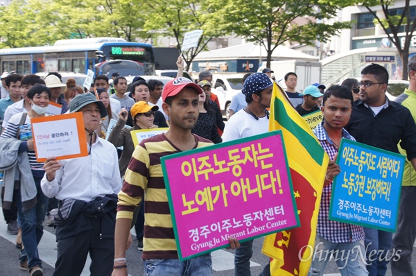 1일 오후 대구 반월당에서 열린 노동절 집회를 마친 노동자들이 거리행진을 벌인 가운데 이주노동자들도 '노동자는 하나다' 등의 손피켓을 들고 거리행진에 나섰다.