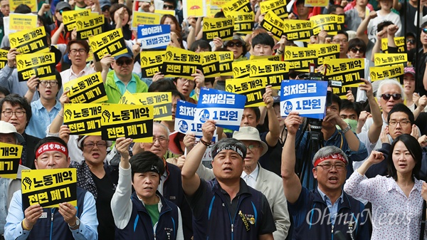 제126주년 세계노동절인 지난 5월 1일 오후 서울 종로구 대학로에서 열린 세계노동절대회에서 민주노총 소속 노동자들이 정부의 노동시장 구조개악 폐기와 노동장관 퇴진, 경제위기 주범 재벌책임 전면화, 최저임금 1만원 쟁취, 주35시간 노동제를 통한 일자리 만들기, 노동기본권 쟁취 등을 요구하고 있다.