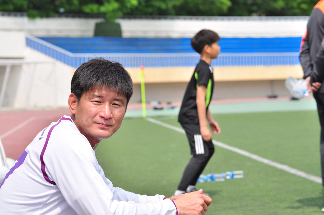  전반전이 끝난 후 잠시 휴식을 취하고 있는 김현우씨와 그 아들.