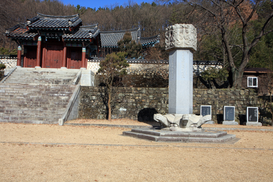 사당 앞에 사육신을 상징하는 육각형 조형물이 세워져 있다.