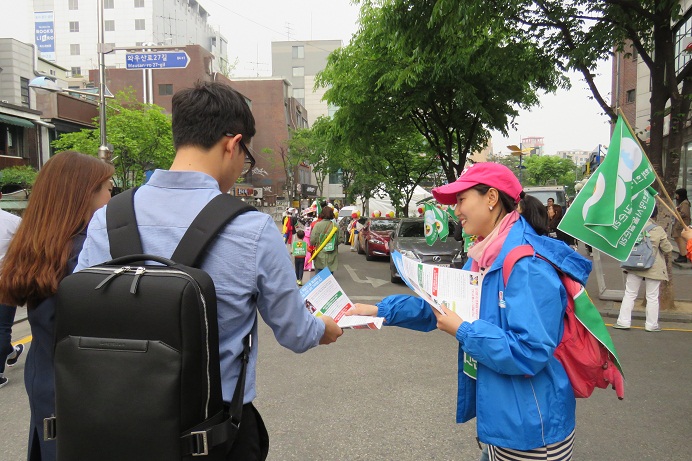 탈핵 연대 단체 회원들은 탈핵 홍보지를 시민들에게 나누어 주면서 순례길을 이어갔다.
