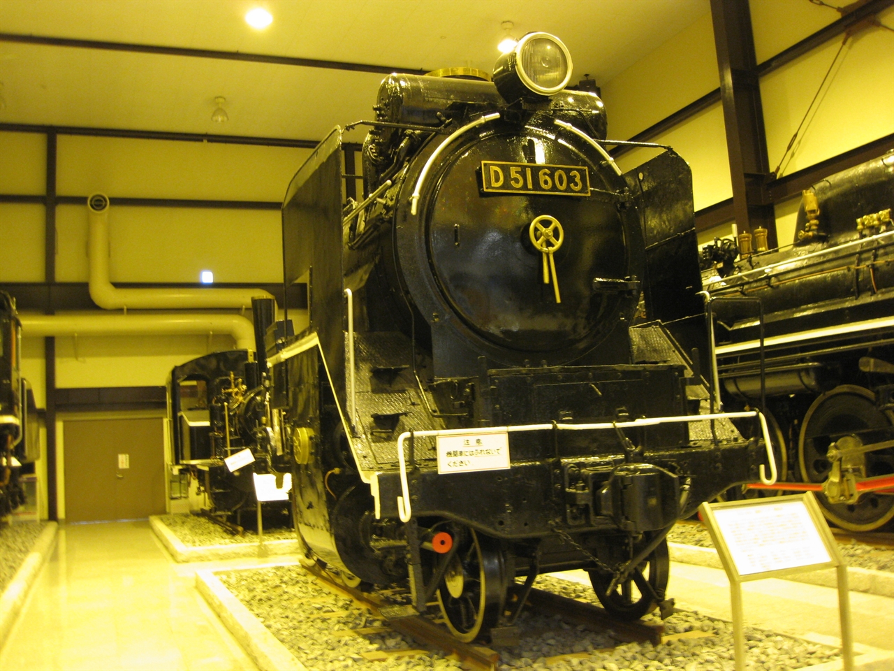19세기 홀 내부에 전시되어 있는 증기 기관차
