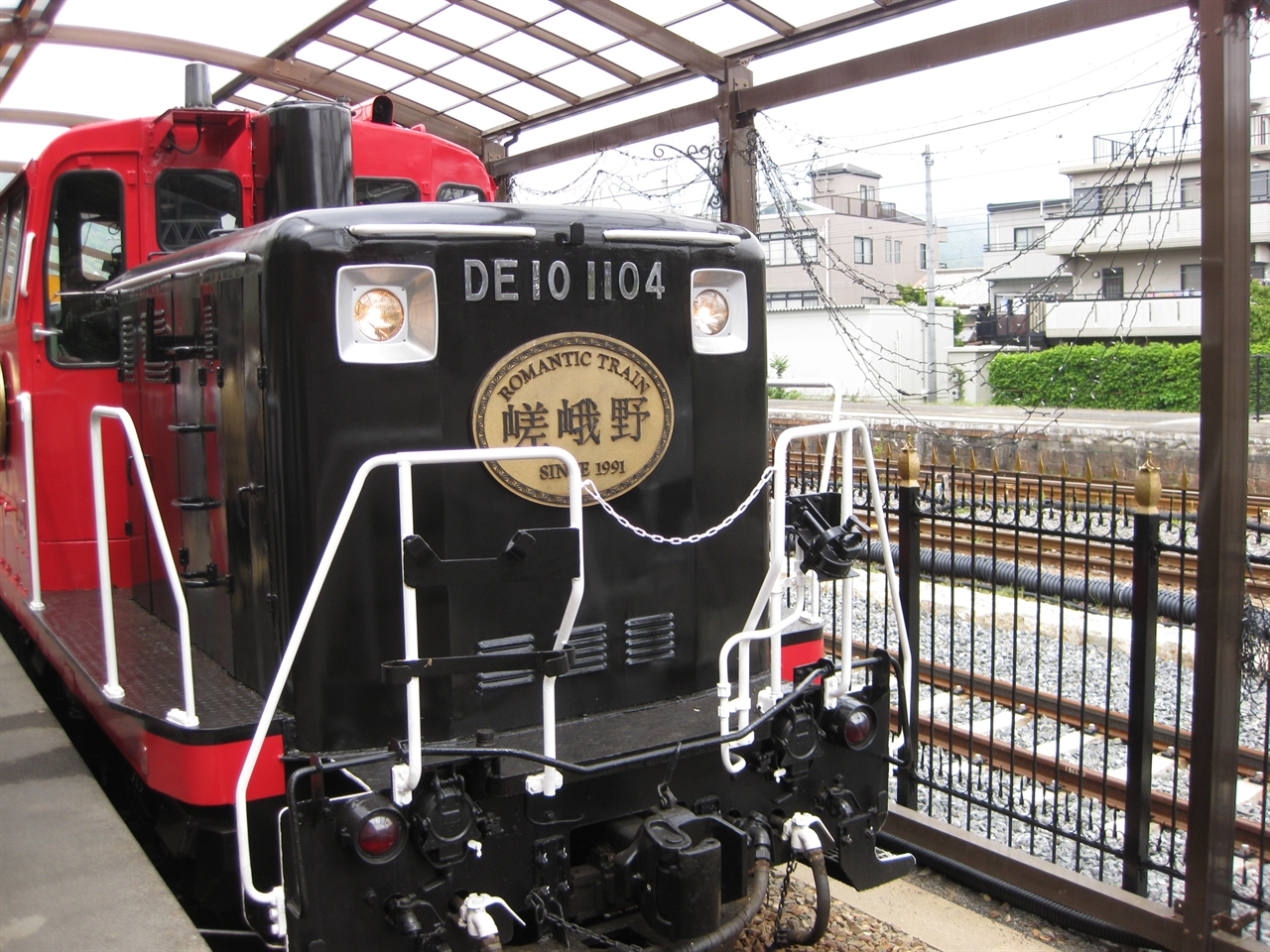 사가노토롯코열차의 빨간색과 검정색의 아름다운 기관차