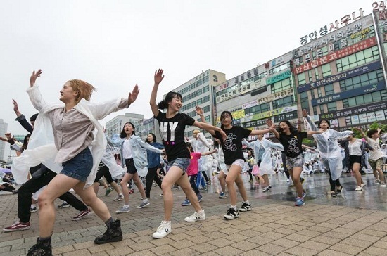  지난해 열린 2015안산국제거리극축제에서 시민들이 개막 시민댄스를 공연하고 있다. 