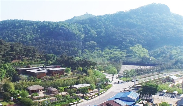 1일 오후 경남 김해시 봉하마을에서 일반 공개 된 고 노무현 전 대통령의 사저와 너럭바위가 있는 묘소의 모습.