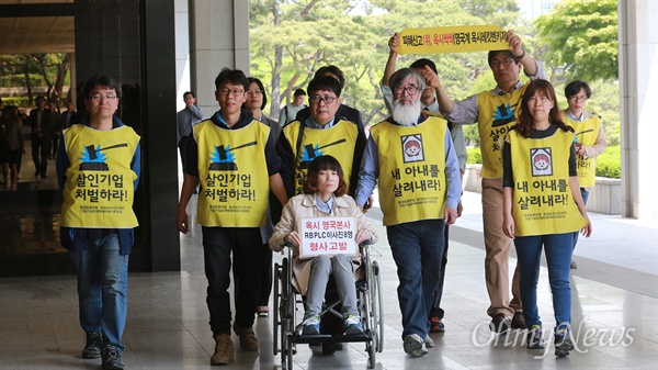 가습기살균제 피해자, 옥시 최고경영자 검찰 고발 가습기살균제피해자와 가족모임, 환경보건시민센터, 환경운동연합, 민변환경보건위원회는 2일 오후 서울 서초구 서울중앙지방검찰청에서 가습기살균제 참사 사건에 대해 옥시 레킷벤키저의 이사진 8명 전원을 살인죄, 살인교사죄, 증거은닉죄 등으로 처벌해 달라고 고발장을 제출했다.