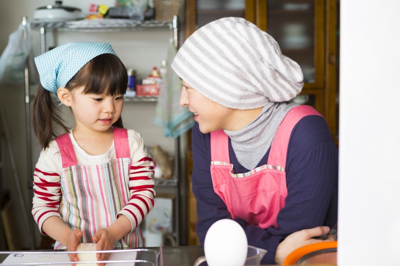  영화 <하나와 미소시루>의 한 장면. 살 날이 얼마 남지 않은 엄마 치에(히로스에 료코)는 어린 딸 하나(아카마츠 에미나)에게 현미밥과 미소된장국 끓이는 법을 가르친다. 
