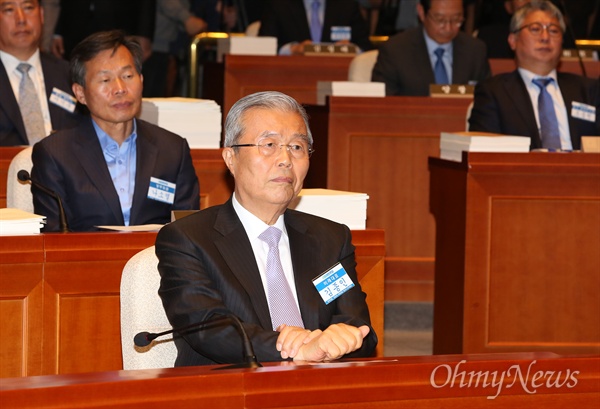 더불어민주당 김종인 비대위대표가 3일 오후 국회에서 열린 제20대국회 당선자-당무위원 연석회의에 참석하고 있다.
