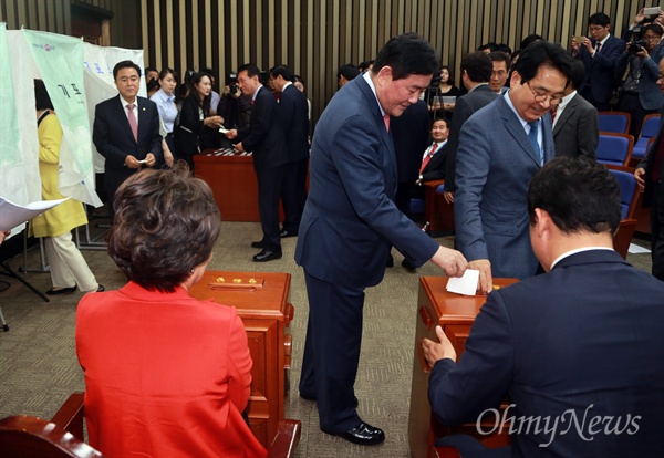 새누리당 최경환, 심재철 의원을 비롯한 동료의원들이 3일 오후 서울 여의도 국회에서 열린 당선자 총회에 참석해 제20대 국회 새누리당 첫 원내대표와 정책위원회의장 선출을 위해 투표하고 있다.