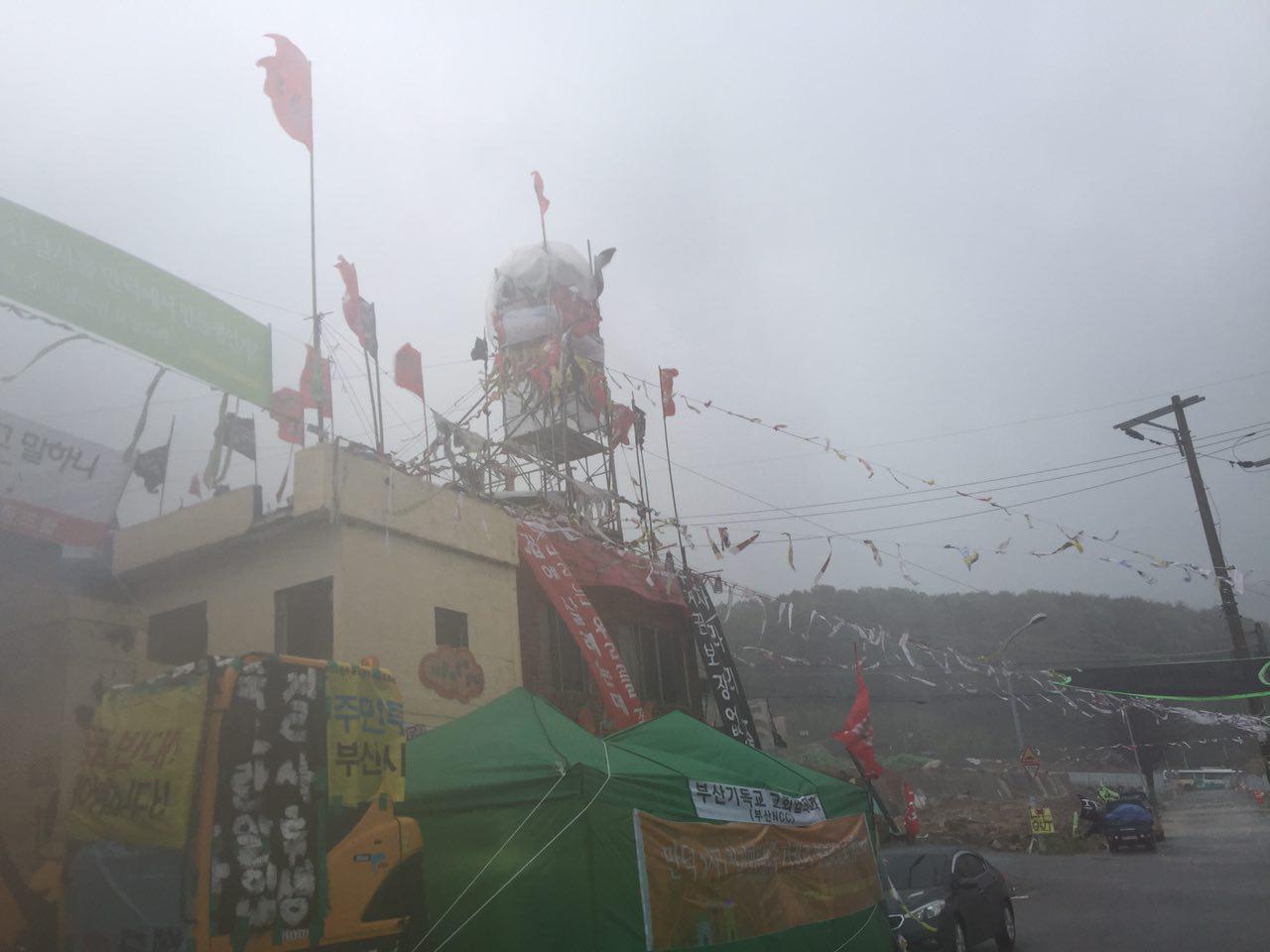  만덕5지구에는 소형 태풍급 강풍과 장대비가 쏟아졌다. 다행히 철탑망루는 굳건하게 이겨냈다. 