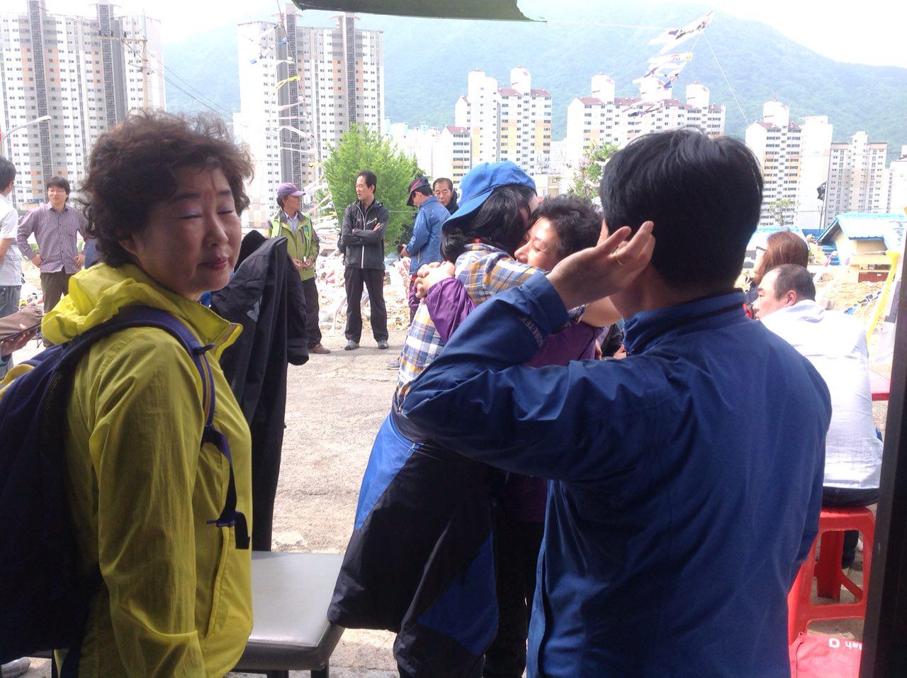 강제집행에 맞서기 위해 망루가 설치된 옥상에 올라갔다 내려온 만덕주민들. "우리가 이긴기가. 새까맣게 오더만 진짜루 다 갔나?" 서로 토닥거리며 울먹였다.