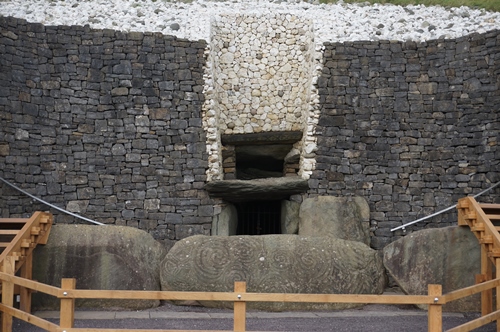 뉴그레인지 무덤 입구. 내부는 사진 촬영이 금지되어 있다.