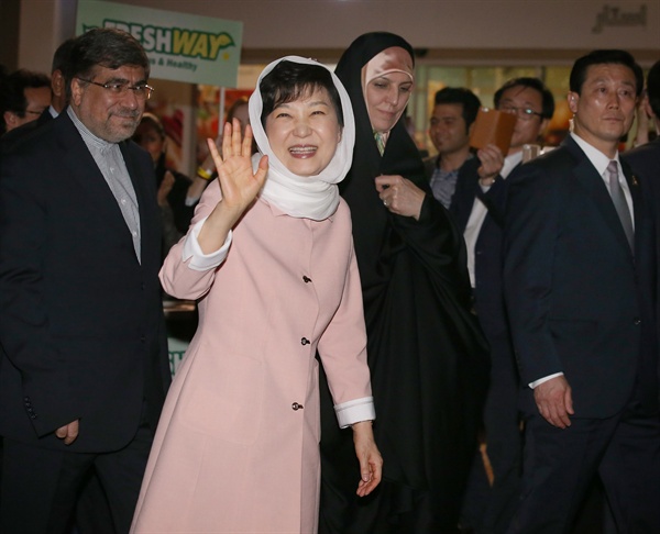 박근혜 대통령이 2일 오후(현지시간) 테헤란 밀라드 타워에서 '한-이란 문화공감' 공연과 'K-Culture' 전시를 관람한 뒤 행사장을 떠나며 이란 시민들에게 손을 들어 인사를 하고 있다. 왼쪽은 알리 자나티 문화이슬람지도부 장관. 오른쪽은 에브테카르 부통령. 