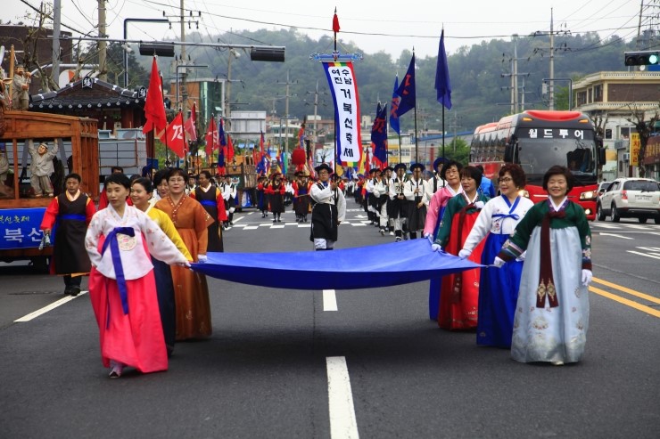 작년 49회 여수거북선축제 통제영길놀이 선두의 <축제기> 행렬 